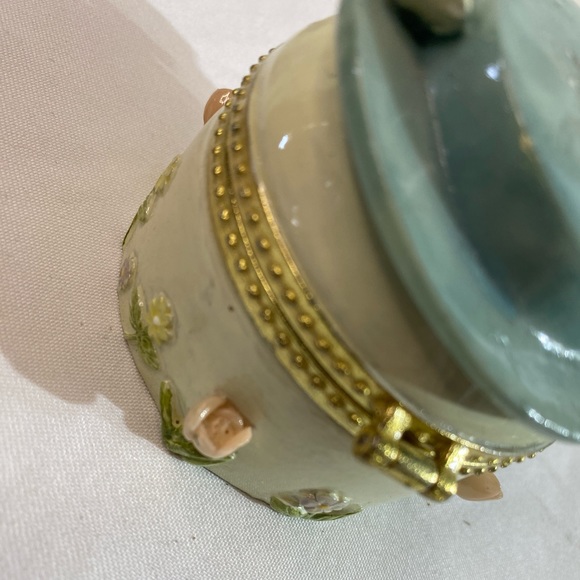 Vintage Trinket Box Approximately 2 1/2” Tall - Picture 6 of 8